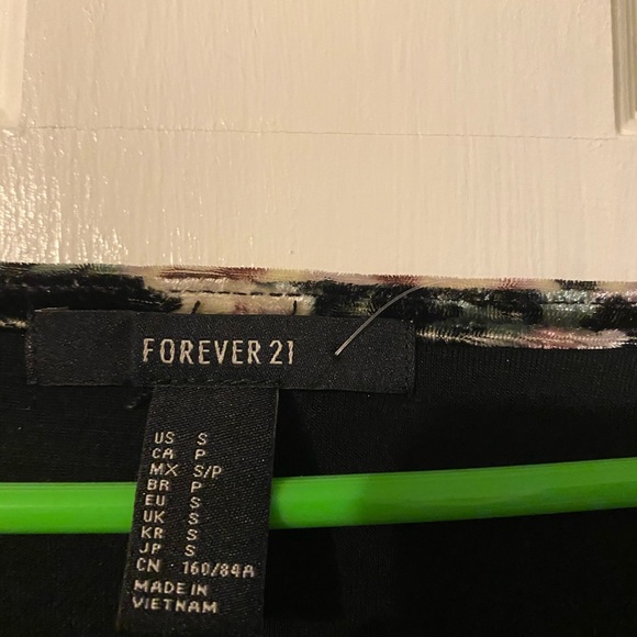 Velvet floral shirt from Forever 21 - Picture 2 of 3